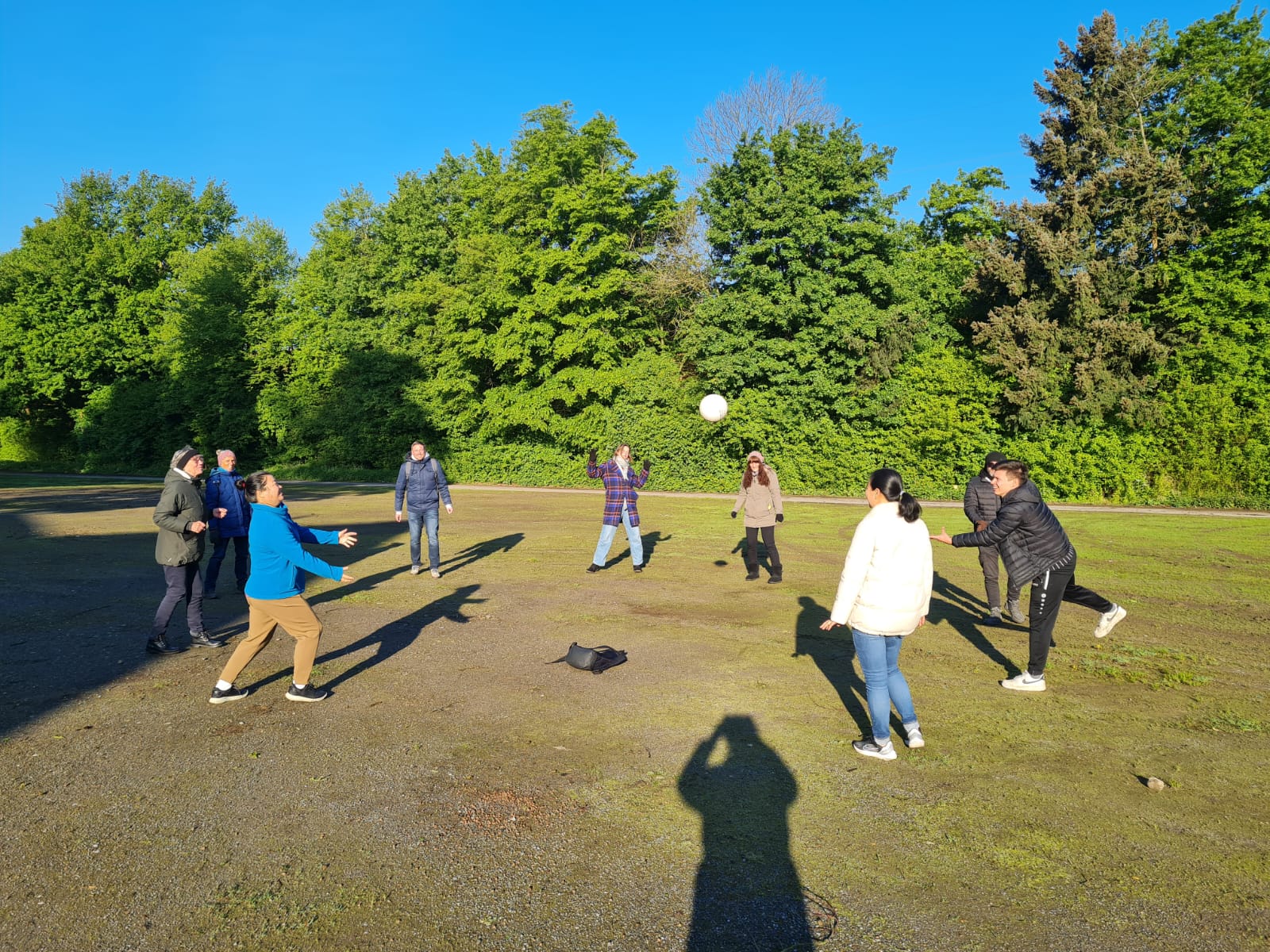 Gruppe spielt Ball im Park